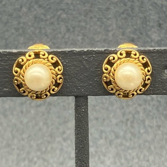 Clip On Earrings White Round Pearl Gold Scroll Rope Vintage Retro Granny Soft Gi - Picture 1 of 4
